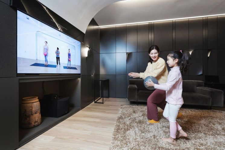 ‘2020 오픈 이노베이션 포럼 공모전’에서 선정된 스타트업이 개발한 가족맞춤형 운동 처방 서비스를 마곡 LG사이언스파크에 마련된 쇼룸에서 시연되고 있다.