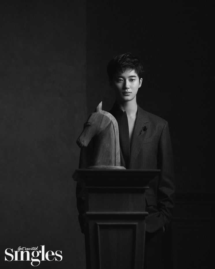 변우석, 착한 이미지 벗고 시크+섹시 매력 발산