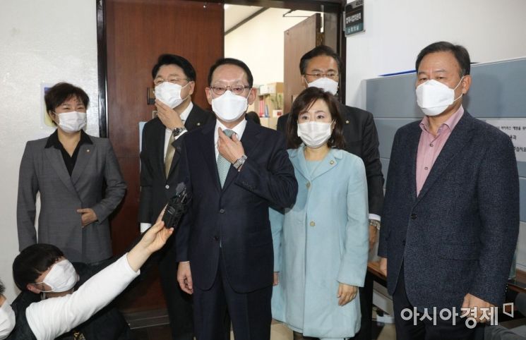 김도읍 국회 법사위 국민의힘 간사와 야당 의원들이 26일  국회에서 윤호중 법사위원장 항의방문에 앞서 기자회견을 갖고 있다. 국민의힘은 추미애 법무부 장관의 윤석열 검찰총장 직무배제 사태의 진상 파악을 위한 전체회의를 요구하고 있다./윤동주 기자 doso7@