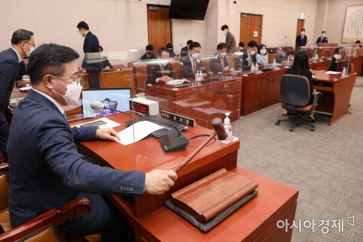윤호중 국회 법사위원장이 26일 국회에서 열린 법사위 전체회의를 주재하고 있다./윤동주 기자 doso7@