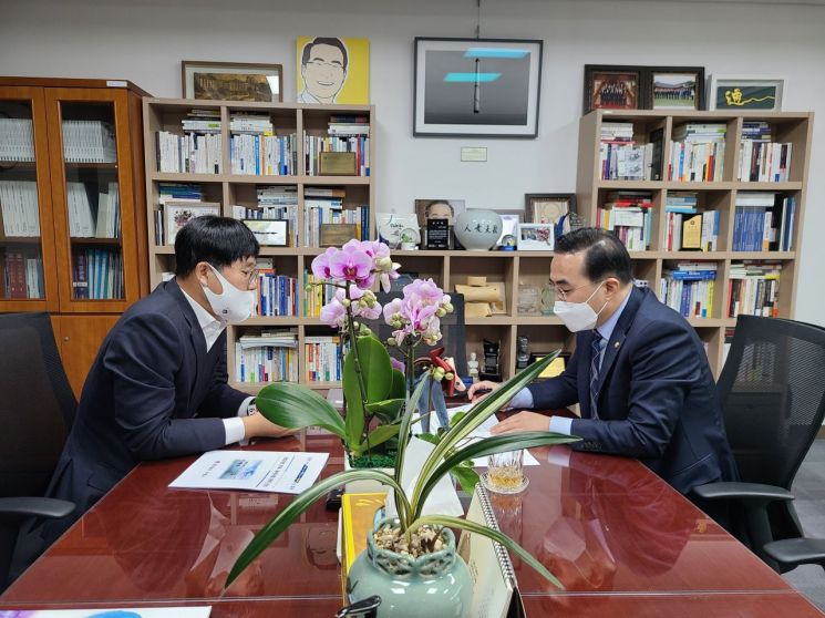 변광용 거제시장(왼쪽)이 박홍근 예결위 간사를 만나 예산 증액에 대해 건의하고 있다.(사진=거제시)