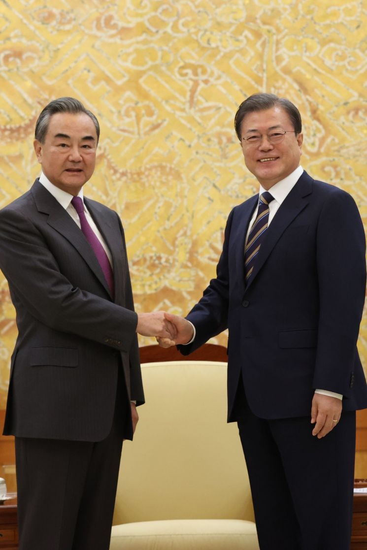 文대통령 "코로나 안정되는대로 만나자"…시진핑 "여건 허락될 때 방한"(상보)