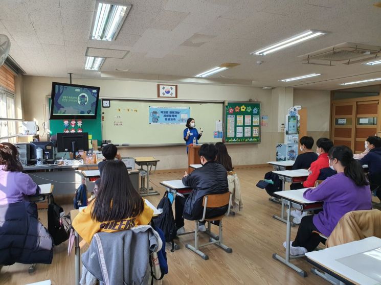 '푸른코끼리' 전문강사가 서울탑동초등학교 6학년 학생들을 대상으로 사이버 폭력 예방 교육을 실시하고 있다.