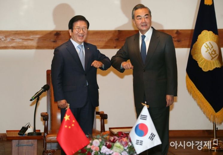 [포토] 인사 나누는 박병석 의장·왕이 중국 외교부장