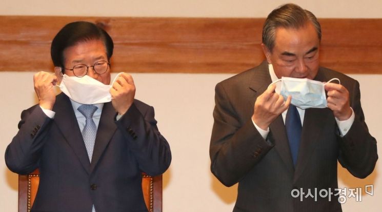 [포토] 마스크 벗는 왕이 중국 외교부장