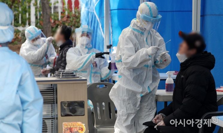 신종 코로나바이러스감염증 임시 선별진료소에서 시민들이 진단검사를 받고 있다./김현민 기자 kimhyun81@