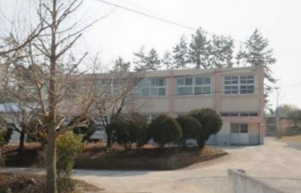 완도 모 중학교 행정실장이 시설공사를 위해 여교사 관사를 예비키로 열고 들어가 논란이 발생했다.