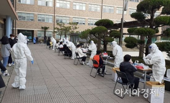 광주광역시 광산구 월봉중학교에서 코로나19 확진자가 발생해 학생 및 교직원 전수조사를 진행하고 있다.