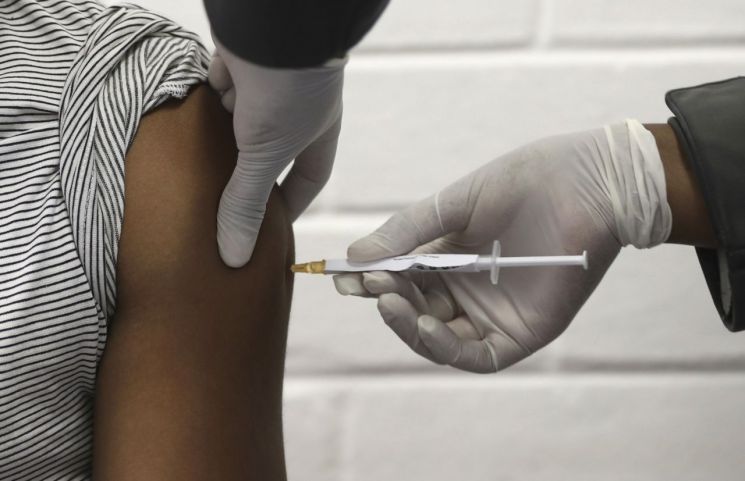 한 임상시험 참가자가 영국 옥스퍼드대와 아스트라제네카가 공동개발한 코로나19 백신을 투여받고 있다./사진=AP/연합뉴스