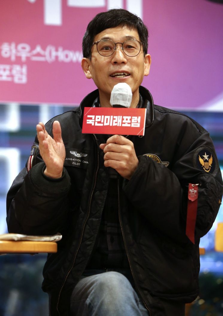 조국 "야비한 오독" vs 진중권 "또 생각 바뀌었느냐?"…불법 사찰 논쟁