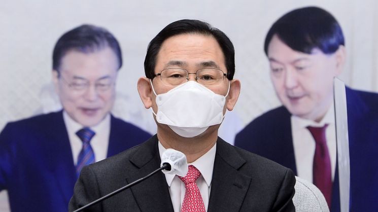 "尹 퇴장해야" vs "文 대통령 침묵, 전문가 수준"…秋-尹 갈등, 정치권 연일 공방