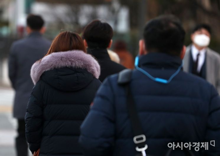 초겨울 날씨를 보인 30일 서울 종로구 광화문 사거리에서 두꺼운 옷을 입은 시민들이 바쁘게 움직이고 있다. /문호남 기자 munonam@