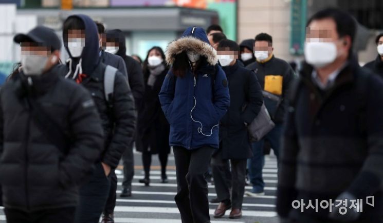 초겨울 날씨를 보인 30일 서울 종로구 광화문 사거리에서 두꺼운 옷을 입은 시민들이 바쁘게 움직이고 있다. /문호남 기자 munonam@