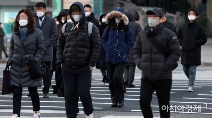 30일 서울 종로구 광화문 사거리에서 두꺼운 옷을 입은 시민들이 바쁘게 움직이고 있다. / 문호남 기자 munonam@