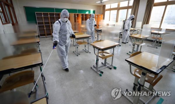 지난 26일 오후 대학수학능력시험이 치러질 대구 시내 한 시험장에서 신종 코로나바이러스 감염증 특별방역이 실시되고 있다. 사진=연합뉴스