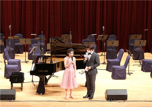 시각장애 피아니스트 유예은양(사진 왼쪽)이 지난 24일 장애인식개선 온택트 콘서트 녹화를 진행한 뒤 공연 소감을 이야기하고 있다. (사진=LH)