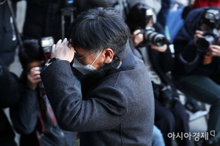 [포토]법원 들어서는 이옥형 변호사 