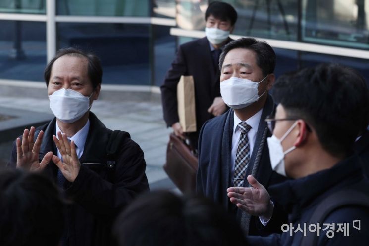 [포토]윤석열 변호하는 이완규·이석웅, 법정으로 