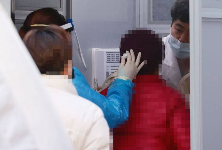 30일 오전 서울 중구 국립중앙의료원 신종 코로나바이러스(코로나19) 안심진료실에서 의료진이 검체 채취를 하고 있다.<이미지:연합뉴스>