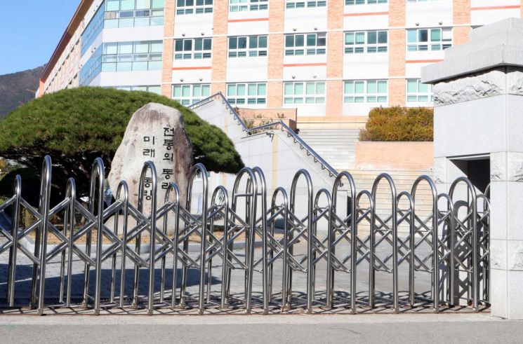 부산 ‘72시간 봉쇄령’ 내렸다 … 병상없어 대구로 이송, 코로나 ‘3단계 수준’ 대응