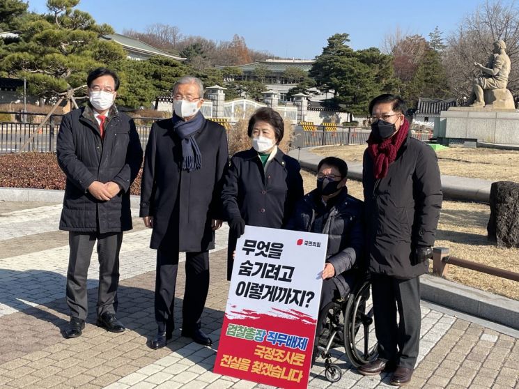 초선 시위 현장 찾은 김종인…장외투쟁에는 선 그어