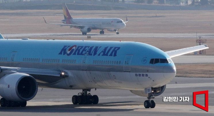 서울 강서구 김포공항 계류장에 대한항공과 아시아나항공 여객기가 활주로를 향해 이동하고 있다. /김현민 기자 kimhyun81@