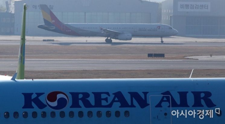 As the court's decision on Korean Air's acquisition of Asiana Airlines approaches, on the 30th, Korean Air and Asiana Airlines passenger planes were moving toward the runway at Gimpo Airport apron in Gangseo-gu, Seoul. The Seoul Central District Court is expected to deliver a ruling on the injunction request filed by activist private equity fund KCGI against Hanjin KAL to prohibit new share issuance either today or tomorrow. If the court dismisses the injunction request, the acquisition process will accelerate, but if the injunction is granted, the acquisition is likely to be canceled. Photo by Kim Hyun-min kimhyun81@