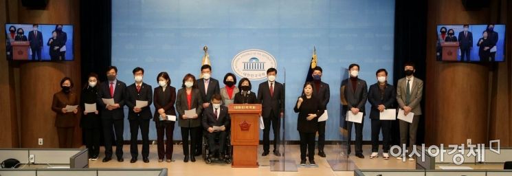 [포토] 기자회견 갖는 국민의힘 초선들