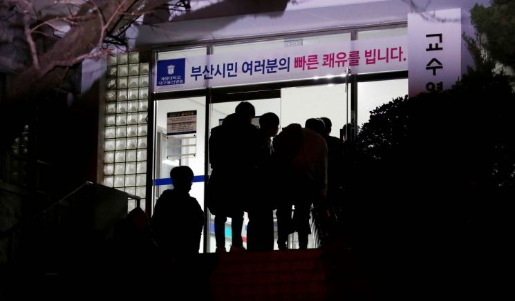 30일 오후 대구 중구 계명대학교 대구동산병원에 부산지역 신종 코로나바이러스 감염증(코로나19) 확진자가 도착하고 있다. 최근 부산지역의 확진자가 급증해 부산지역 병상이 부족해지자 방역 당국은 확진자 일부를 이날 대구로 이송했다.<이미지:연합뉴스>