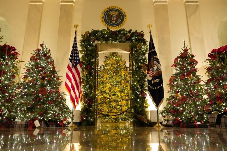 백악관, 멜라니아 마지막 성탄절 트리 공개…주제는 '아름다운 미국'