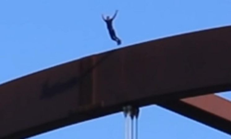 폼바가 다리 위에서 점프하고 있다. 사진=폼바 유튜브 캡처.