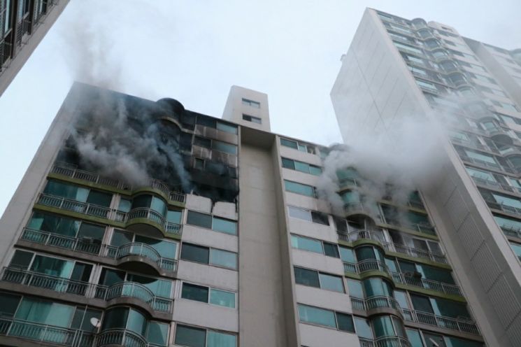 군포 아파트 12층에서 화재 … 4명 사망·7명 중경상(상보)