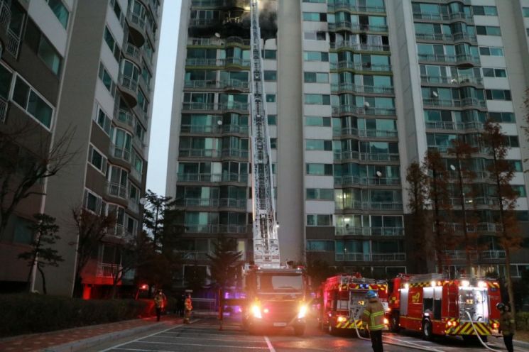 군포 아파트 12층에서 화재 … 4명 사망·7명 중경상(상보)