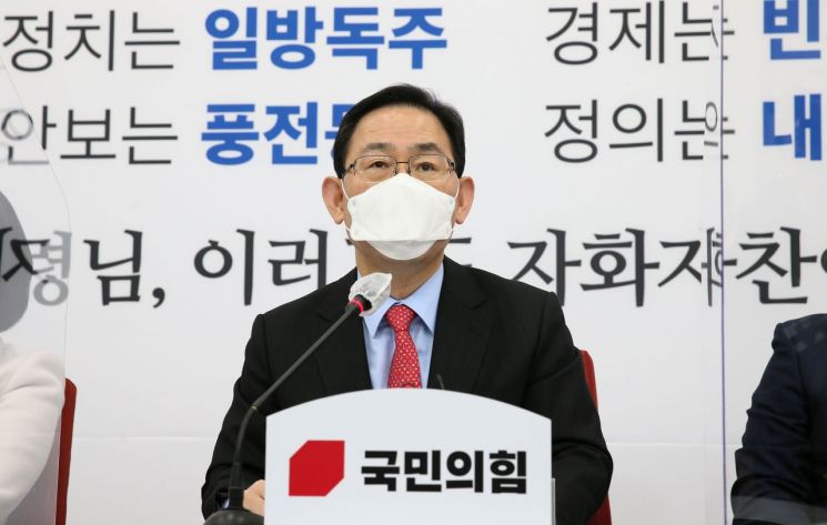 주호영 국민의힘 원내대표가 1일 오후 국회에서 기자회견을 열고 서울행정법원의 윤석열 직무배제 명령 효력 임시 정지 결정에 대해 입장을 밝히고 있다. / 사진=연합뉴스