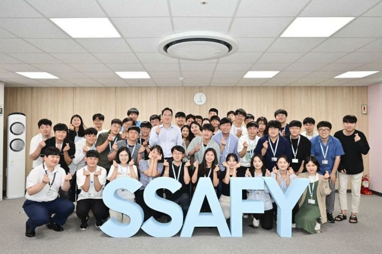 이재용 삼성전자 부회장이 지난해 8월 광주 '삼성 청년 소프트웨어 아카데미(SSAFY)' 현장을 방문해 교육생들을 격려하고 기념촬영을 하고 있다.