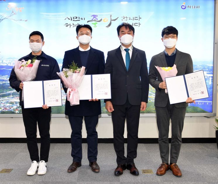 Recipients of the commendation for excellence in the field of architecture in Hanam City took a commemorative photo. From the left, Noh Yoon, Assistant Manager at Hyundai Construction; Kang Cheol-ho, Manager at Hyundai Construction; Kim Sang-ho, Mayor of Hanam; Kim Wang-shin, Assistant Manager at KCC. <br>[Photo by KCC]