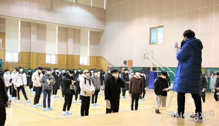 2일 오전 10시께 광주광역시 서구 상무고등학교에서 수험생들이 수험표를 배부받고, 수험생 유의사항을 안내받고 있다.