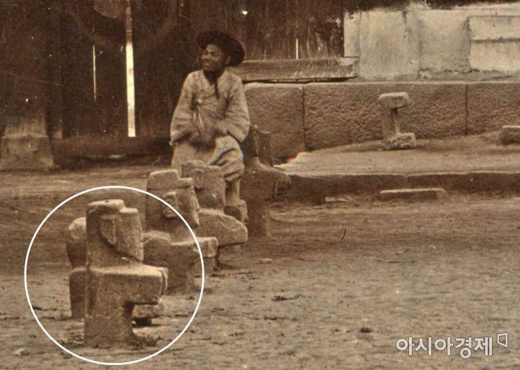 선화당 마당 석인상 배치상태를 알 수 있는 1905년 촬영된 사진.