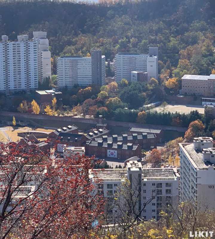 인왕산에서 바라본 서대문형무소 역사관