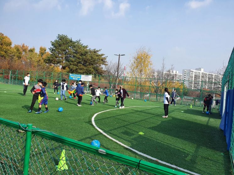 도봉 창골운동장에서 어린이들이 ‘협동하는 축구 얼음땡’ 놀이를 진행하고 있다.(2020.11.14.)