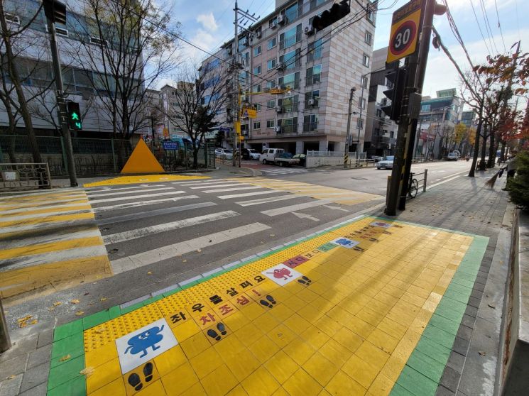 송파구 초교 주변 옐로카펫·노란발자국 설치