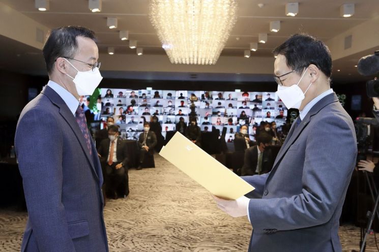 구현모 KT 대표(오른쪽)가 '2020년 KT인상 시상식'에서 수상자에게 표창장을 전달하고 있다.[사진=KT 제공]