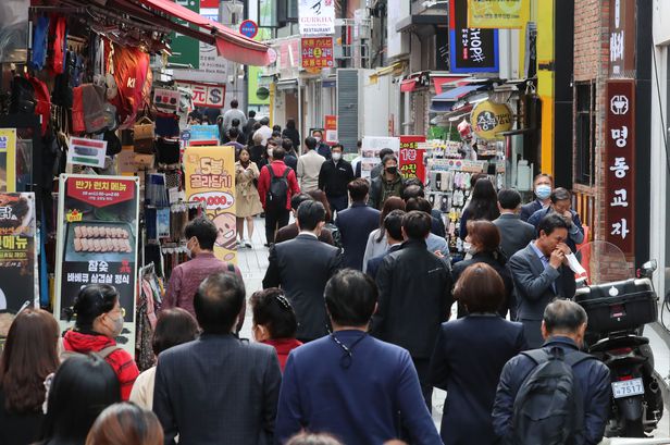 지난 10월14일 오후 서울 명동거리가 점심 식사를 위해 이동하는 직장인들로 붐비고 있다. 사진=연합뉴스