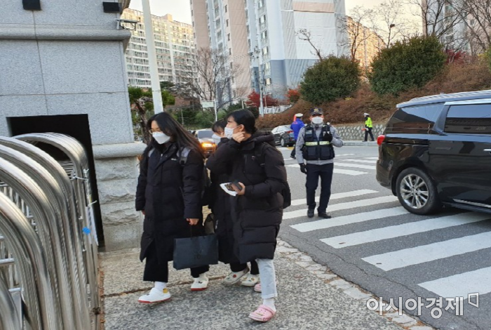 마스크를 착용한 채 순천강남고등학교에 마련된 시험장으로 조용히 들어가는 수험생들.