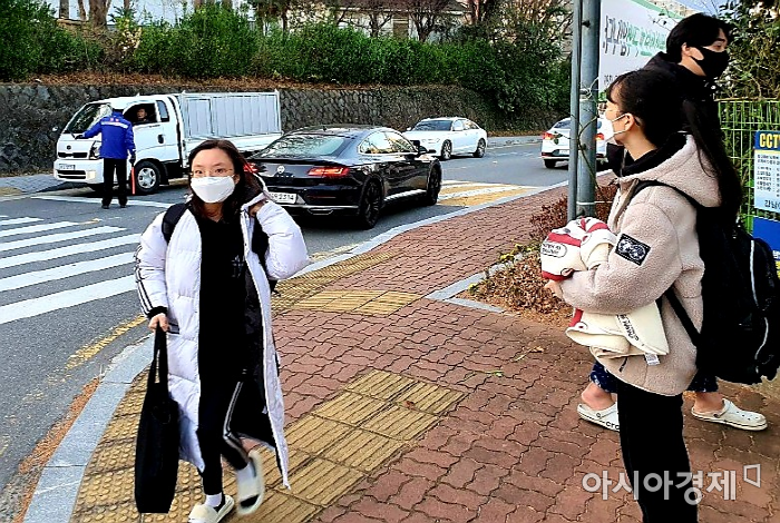순천강남고등학교에 마련된 시험장 안으로 한 수험생이 뛰어가고 있다.