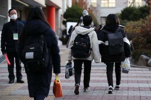 2021학년도 대학수학능력시험이 시행된 3일 서울 영등포구 여의도여자고등학교에서 수험생들이 시험장으로 향하고 있다./김현민 기자 kimhyun81@
