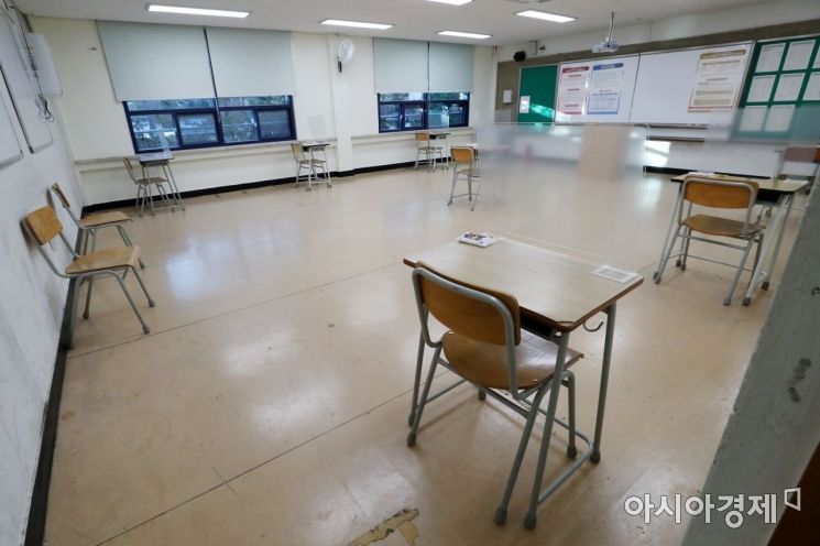 2021학년도 대학수학능력시험이 치러진 3일 오전 서울 종로구 경복고등학교에 37.5도 이상의 열이 있거나 기침 등 의심 증상을 보이는 수험생들을 위한 별도시험실이 마련돼 있다.

신종 코로나바이러스 감염증(코로나19) 여파로 2주 늦춰진 이번 수능은 역대 최소인 49만3433명이 응시한 가운데 전국 86개 시험지구 1383개 시험장에서 일제히 치러진다. 2020.12.3