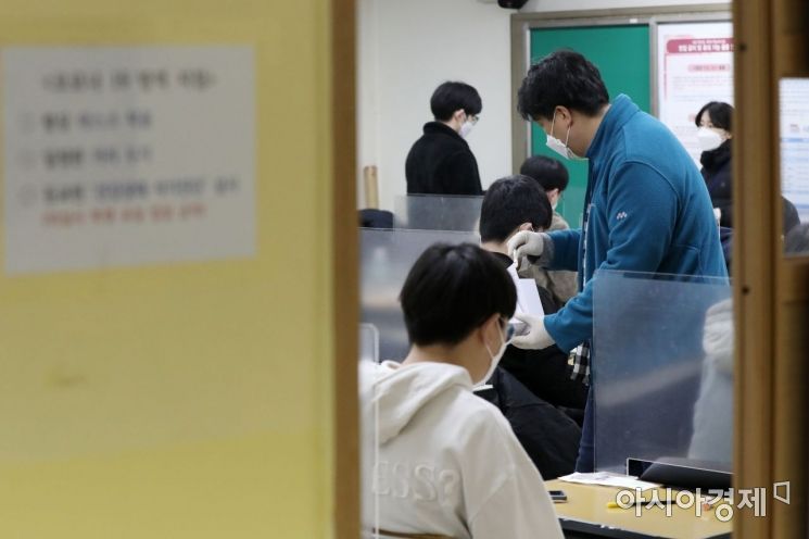 2021학년도 대학수학능력시험일인 3일 서울 종로구 경복고등학교에 마련된 시험장에서 수험생들이 시험 시작을 기다리고 있다. /사진공동취재단
