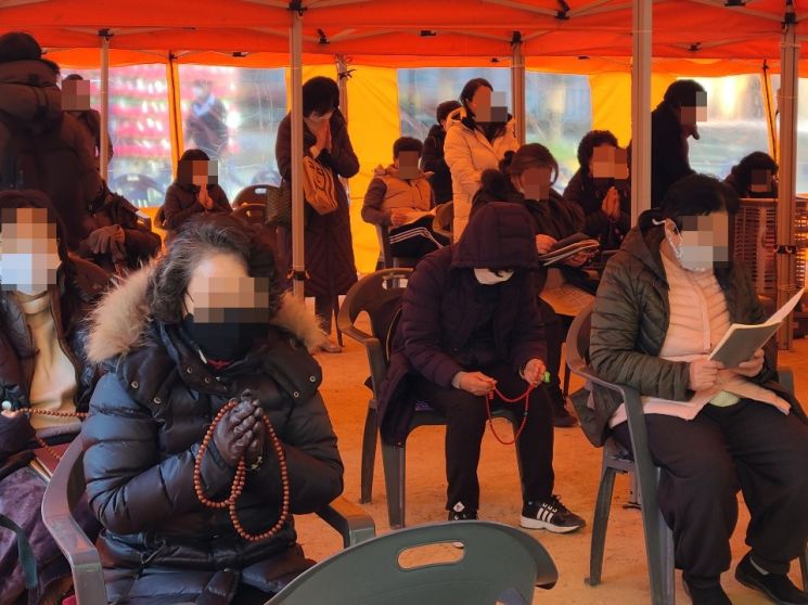 [르포]코로나 수능에 노심초사…사찰·성당 찾은 학부모들 "실력 발휘하길"