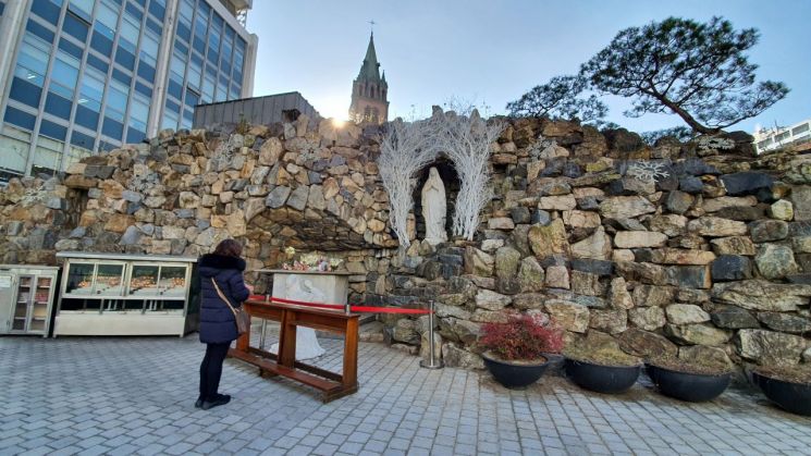 [르포]코로나 수능에 노심초사…사찰·성당 찾은 학부모들 "실력 발휘하길"